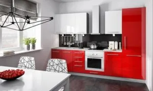 Virtuvės stalviršio pasirinkimas su granitu, medžiu ir stiklu moderniame interjere