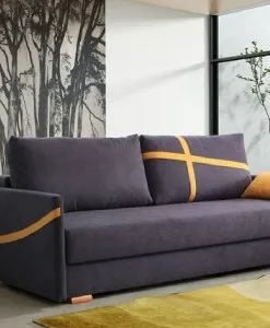 Jauki svetainė su tvarkingais baldais, mediniu stalu, minkšta sofa ir metalinėmis detalėmis
