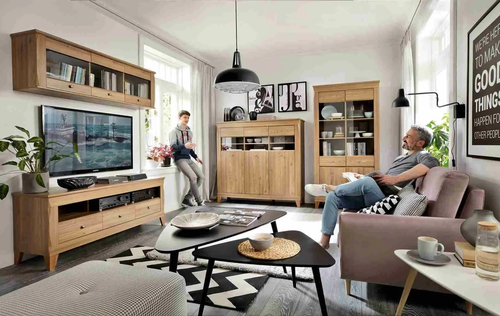 BA-RW105830-10 Moderni vitrina RW105830 su stiklinėmis durelėmis ir lentynomis