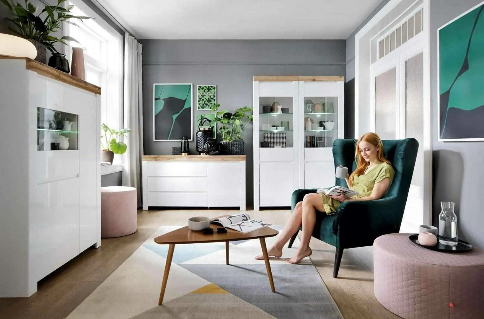 BA-RW105846-9 Moderni vitrina RW105846 su stiklinėmis durelėmis ir lentynomis