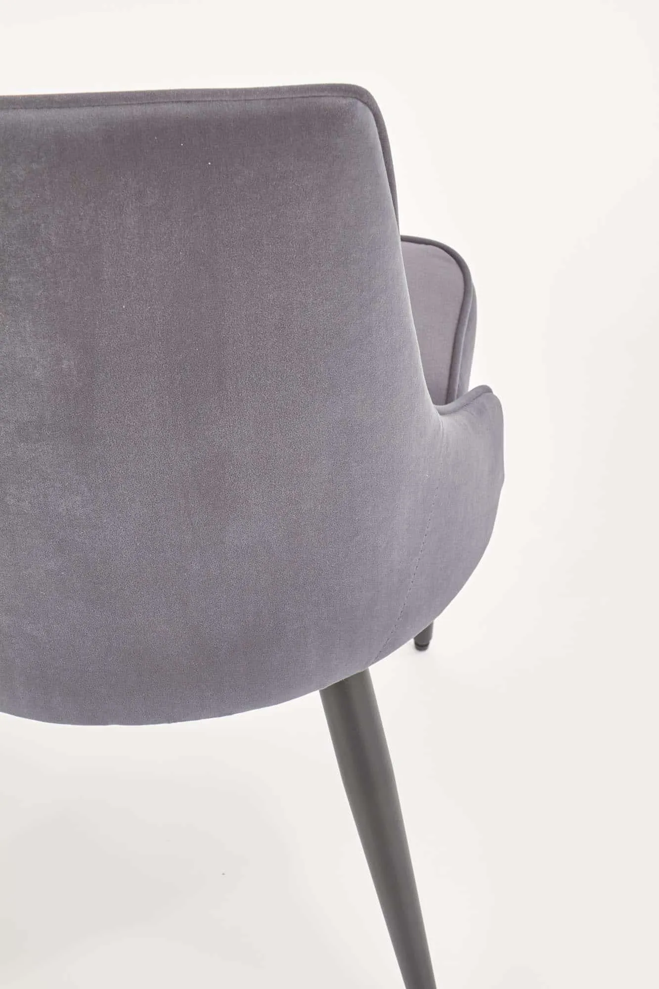 ZO-ZF100770-8 Pilka K365 kėdė moderniame galerijos interjere