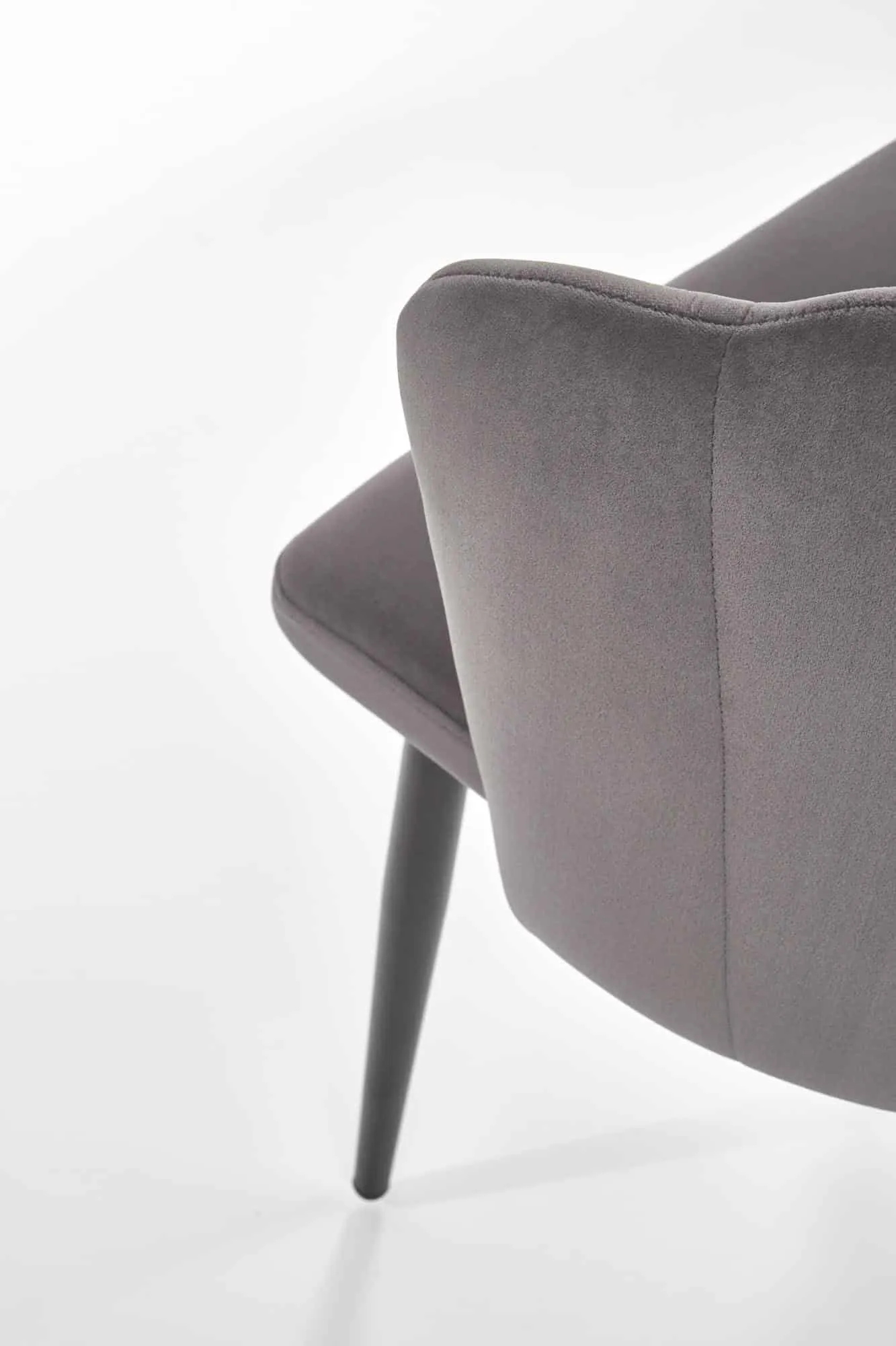 ZO-ZF100807-5 Pilka K386 kėdė moderniame interjere su elegantišku dizainu