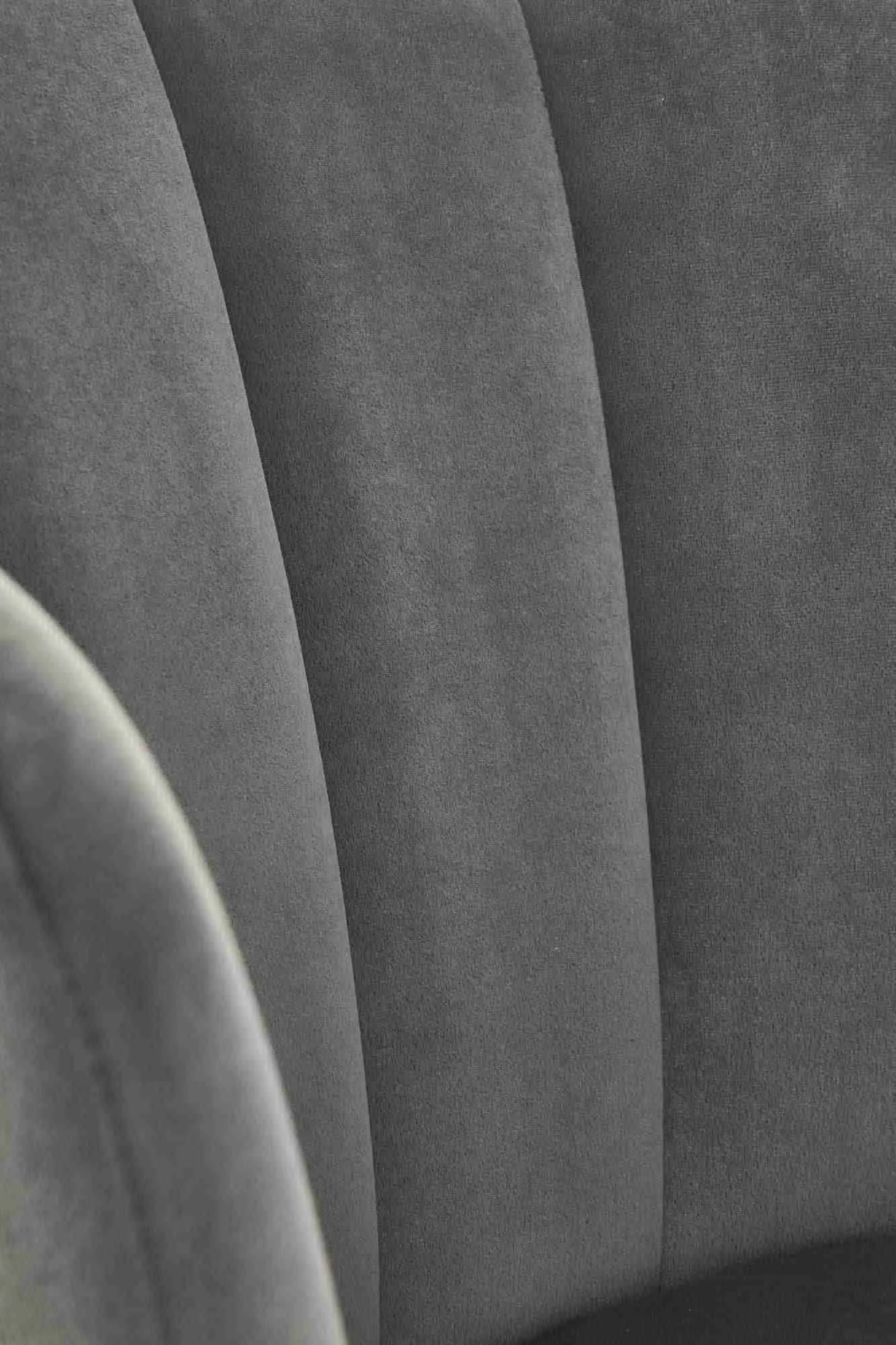 ZO-ZF100807-7 Pilka K386 kėdė moderniame interjere su elegantišku dizainu