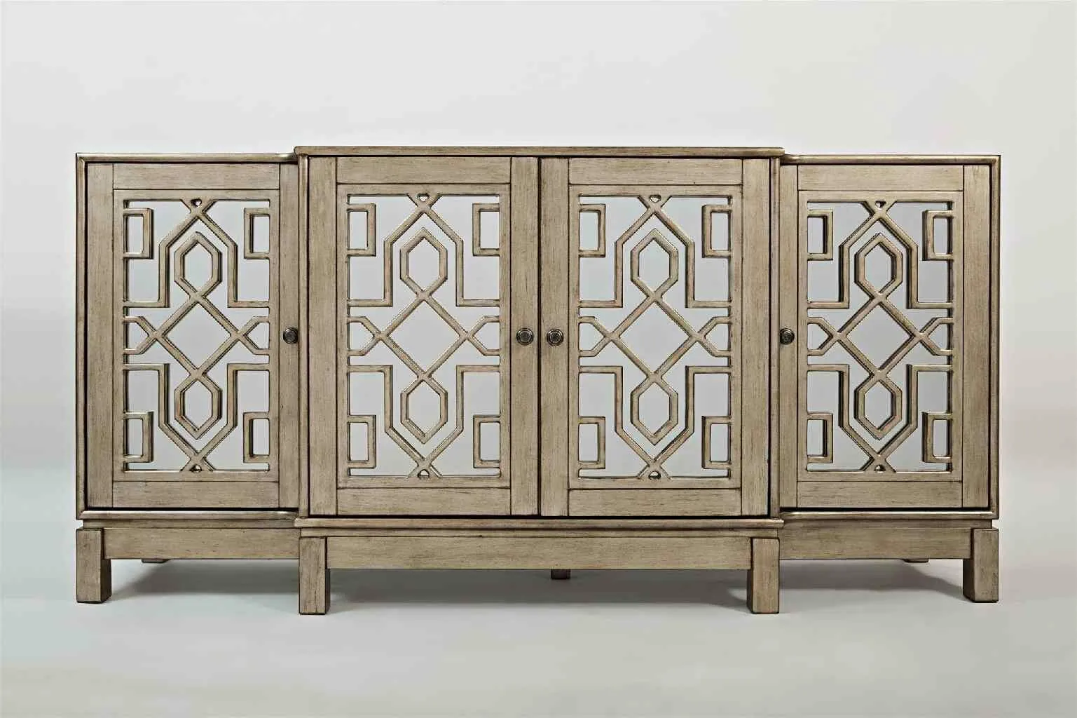 BA-LH100598-2 Avola 1550-70 komoda 4D Silver elegantiškame interjere
