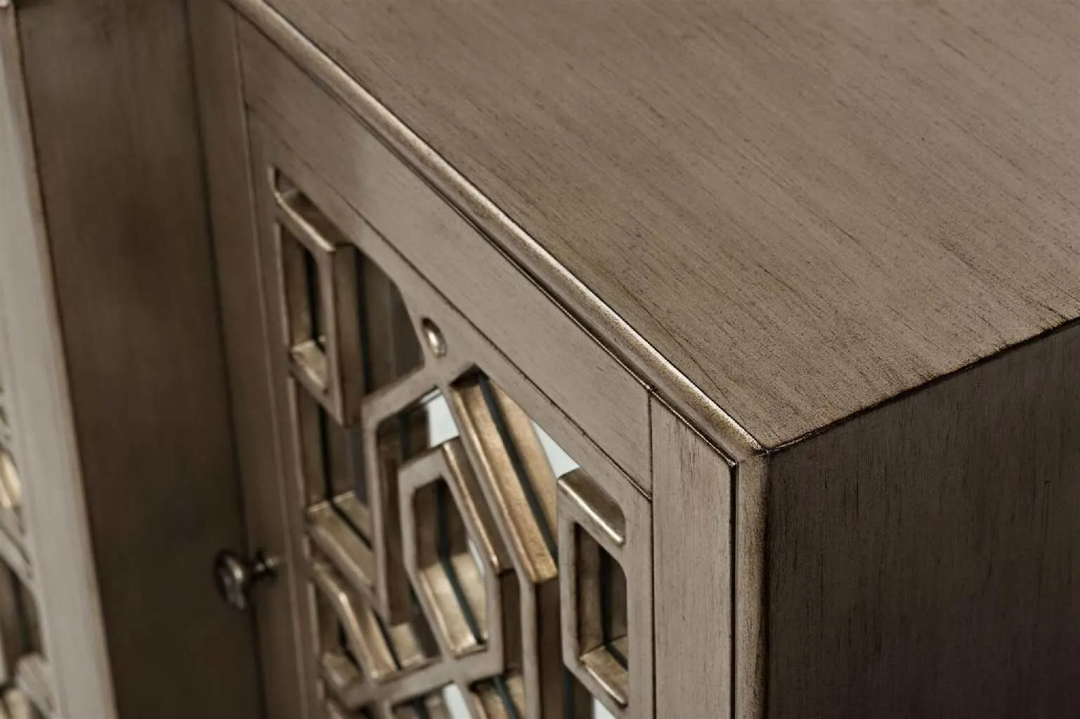 BA-LH100598-5 Avola 1550-70 komoda 4D Silver elegantiškame interjere