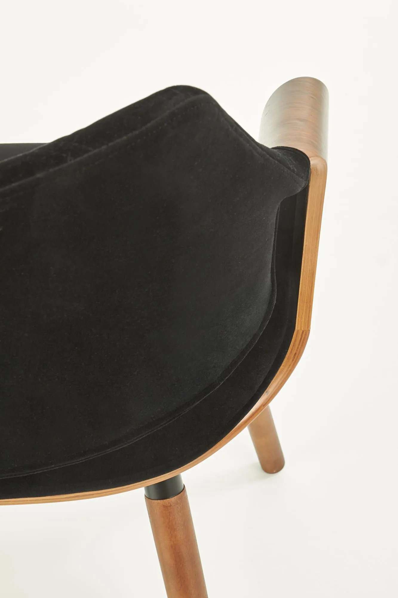 ZO-ZF100822-10 K396 kėdė walnut ir juodos spalvos moderniame interjere