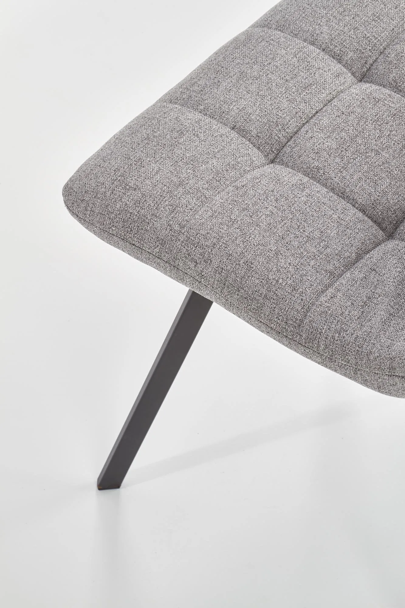ZO-ZF100835-6 Moderni balta kėdė su medinėmis kojomis interjere