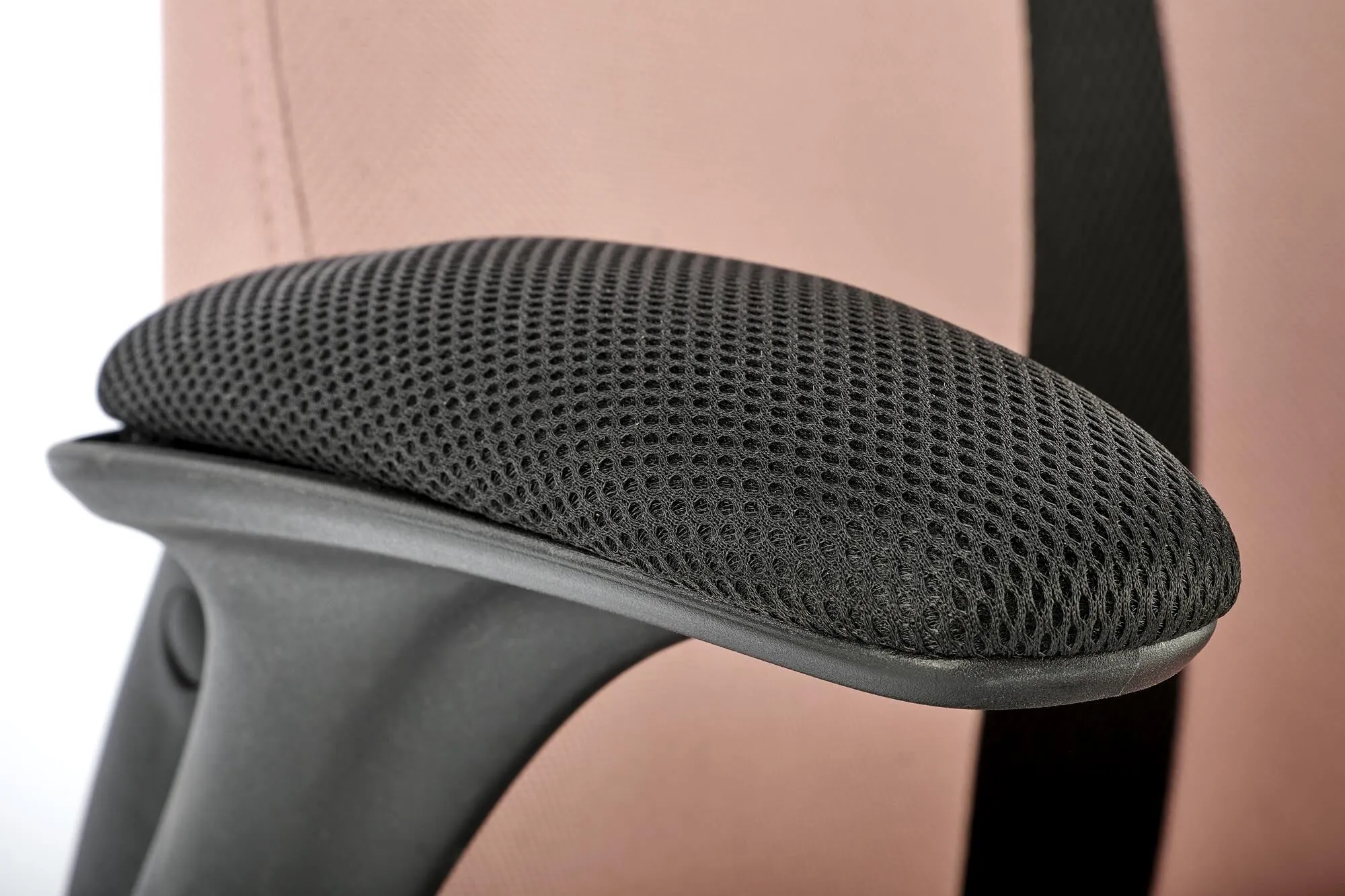 BA-HA105748-11 Juoda biuro kėdė su ergonomišku reguliuojamu atlošu