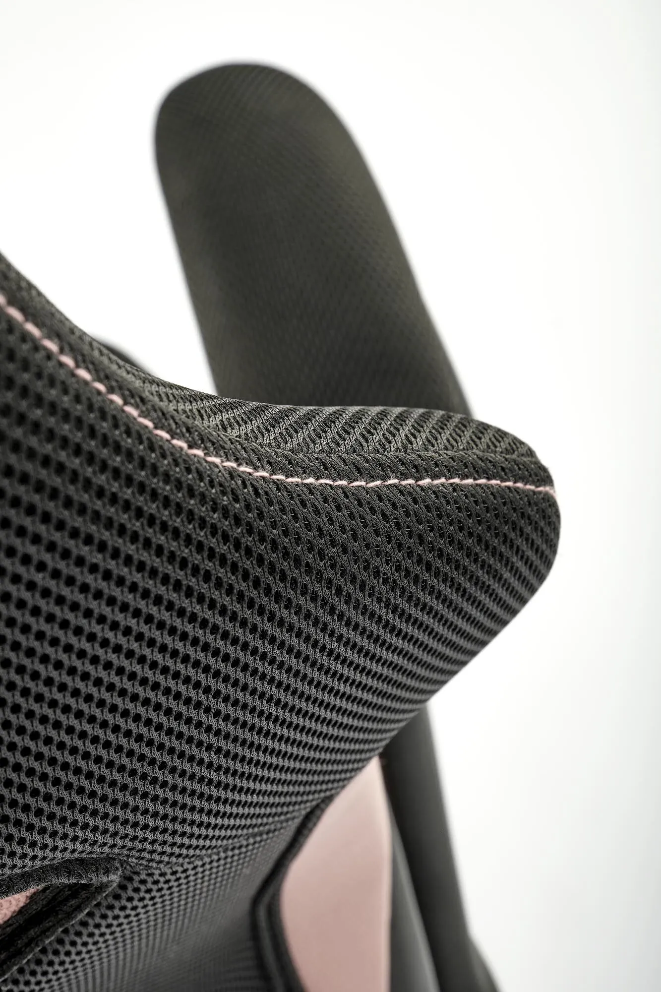 BA-HA105748-12 Juoda biuro kėdė HA105748 su ergonomišku atlošu