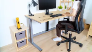Ergonomiškas darbo stalas namams šviesiame kambaryje su kėde ir monitoriumi
