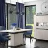 Moderni vitrina MB001102 su stiklinėmis durimis ir lentynomis