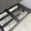 Moderni pilka sofa su minkštomis pagalvėmis svetainėje