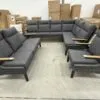 Moderni sofa su minkštu pilku gobelenu svetainės interjere
