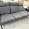 Moderni sofa su elegantišku minkštu audiniu ir patogiu dizainu