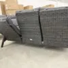 Moderni pilka sofa svetainėje su patogiomis pagalvėmis