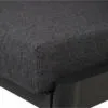 Stilinga pilka sofa su medinėmis kojelėmis moderniame interjere
