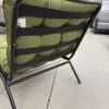 Moderni mėlyna kėdė su elegantiškomis metalinėmis kojelėmis