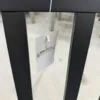 Moderni minkšta kėdė su elegantišku juodu pagrindu