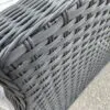 Moderni pilka sofa su minkštomis pagalvėmis svetainėje
