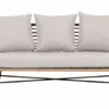 Moderni pilka sofa su minkštomis pagalvėmis svetainėje