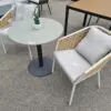 Moderni pilka kėdė su medinėmis kojomis interjerui