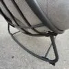 Moderni juoda biuro kėdė su ergonomiška atrama