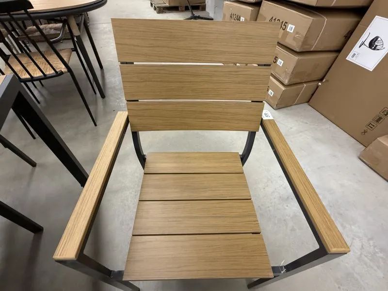 ba-mb001270-5 Moderni juoda kėdė su minkštu sėdimu paviršiumi