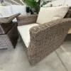 Modernus pilkas fotelis su minkšta sėdima dalimi
