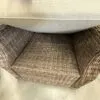 Modernus pilkas fotelis su medinėmis kojelėmis jaukiam interjerui