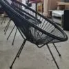 Moderni balta kėdė su medinėmis kojomis interjere