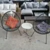 Moderni juoda kėdė su elegantišku metaliniu rėmu