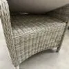 Modernus pilkas fotelis MB001300 su elegantiškais mediniais porankiais