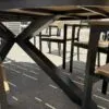 Modernus sodo stalas su tvirtu juodu metaliniu rėmu