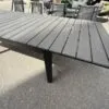 Modernus lauko stalas MB001335 su tvirtu metaliniu rėmu