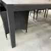 Modernus lauko stalas su elegantišku metaliniu rėmu ir medžio imitacija