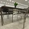 Modernus lauko stalas su elegantišku juodu rėmu