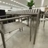 Modernus lauko stalas su tvirtu juodu rėmu ir medžio imitacija
