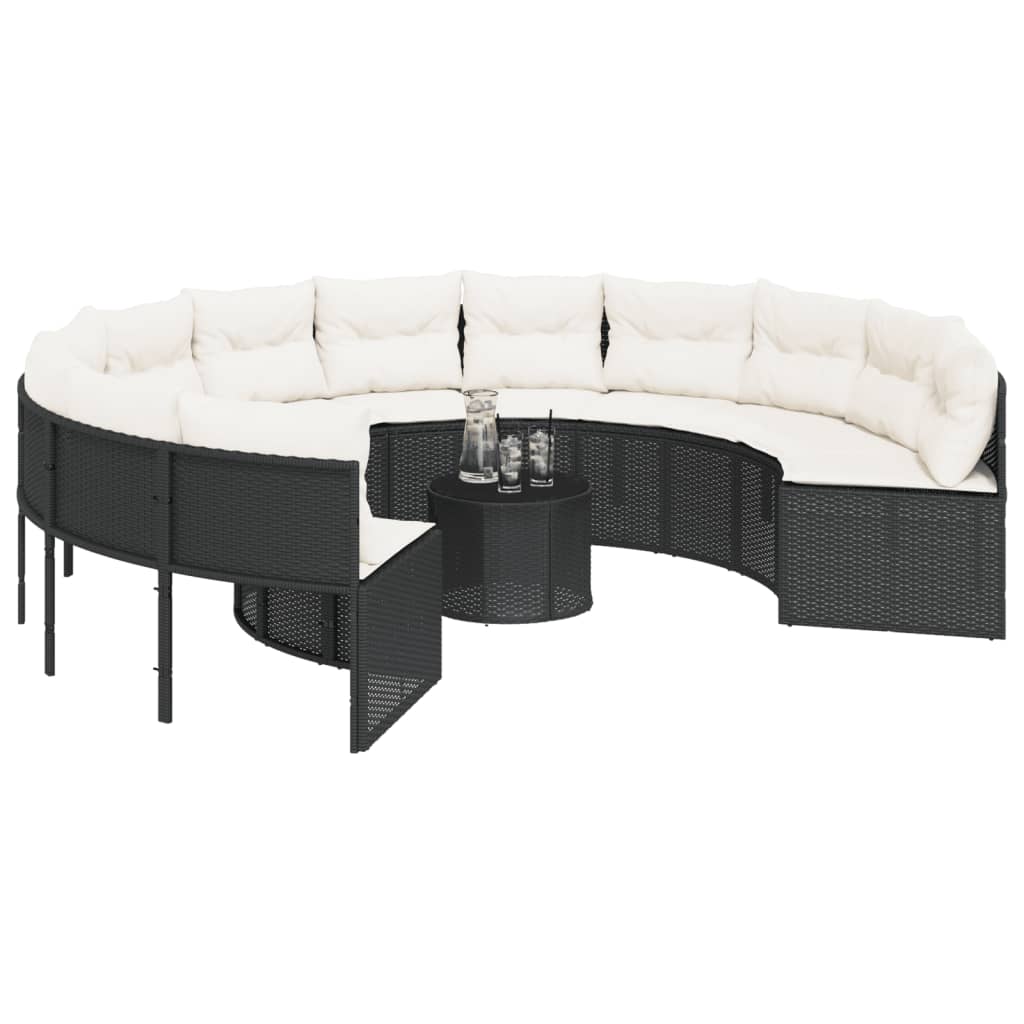 Juoda poliratano sodo sofa su apvaliu stalu ir pagalvėlėmis