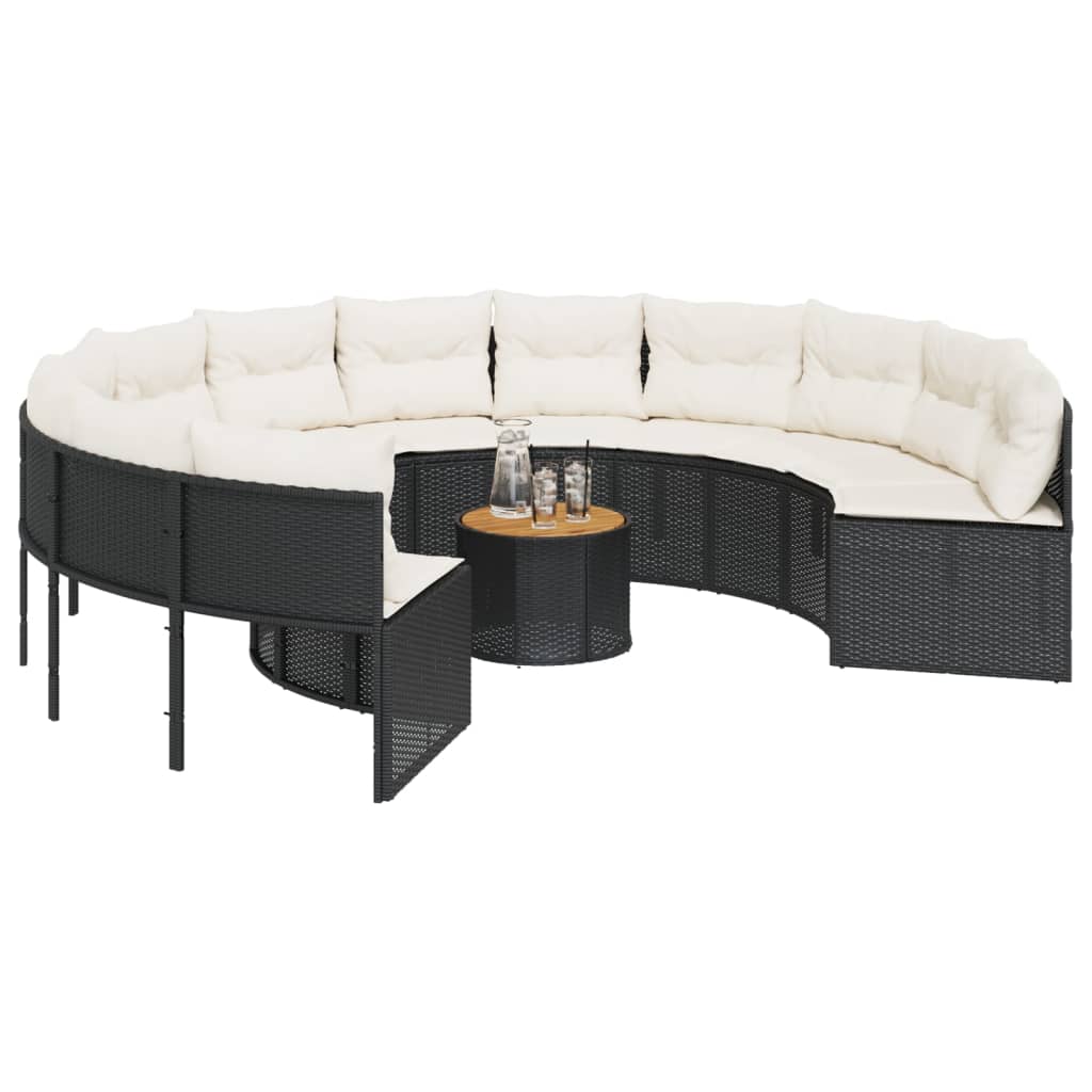 Juoda poliratano sodo sofa su stalu ir pagalvėlėmis